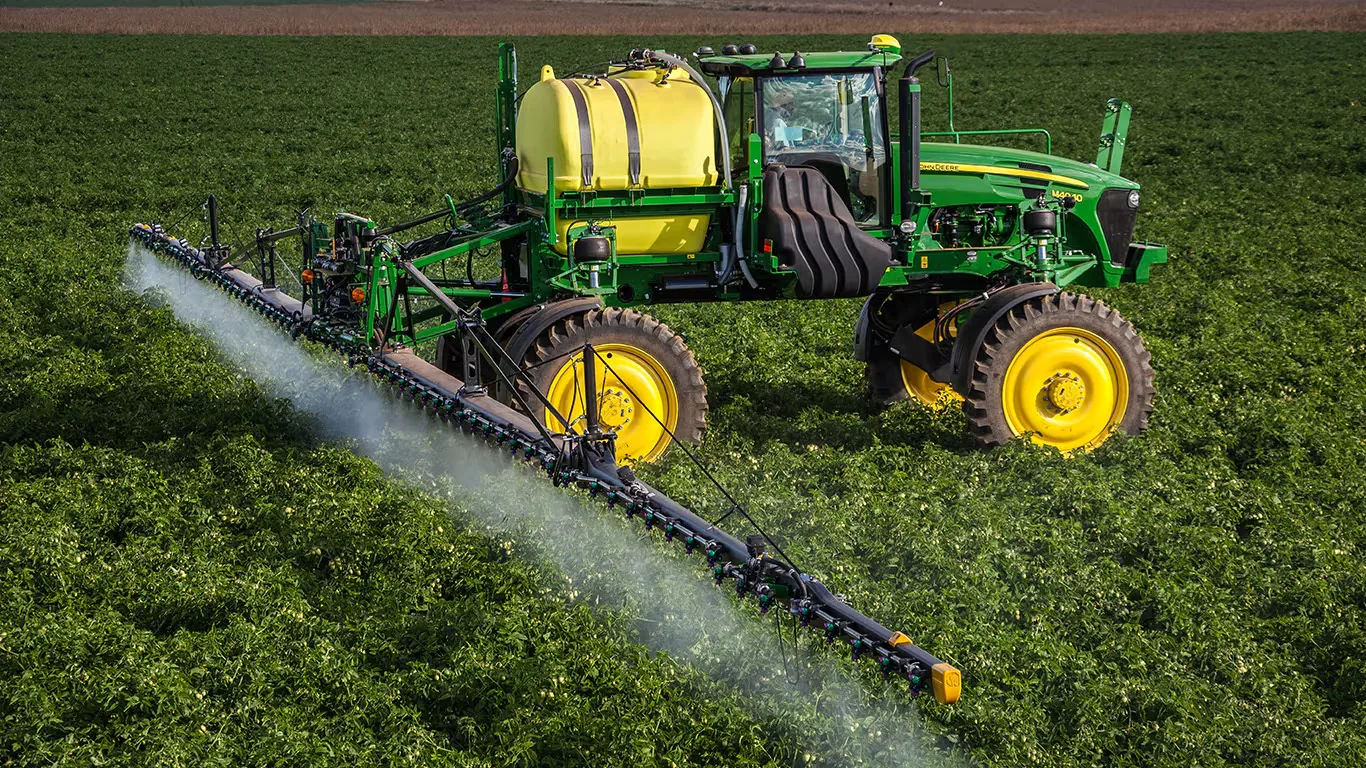 Pulverizador aplicando agroquímicos em uma lavoura